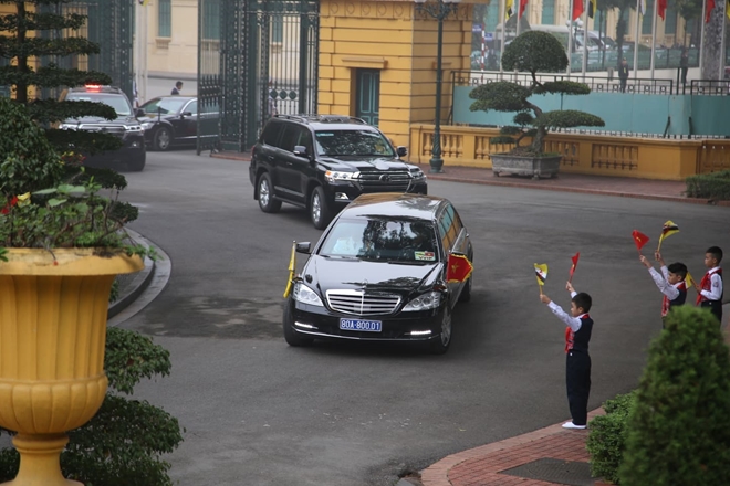 Đoàn xe của Quốc vương Brunei Darussalam Sultan Haji Hassanal Bolkia tiến vào Phủ Chủ tịch.