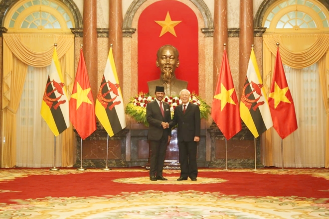 Tổng Bí thư, Chủ tịch nước Nguyễn Phú Trọng và Quốc vương Brunei Darussalam Sultan Haji Hassanal Bolkiah chụp ảnh chung. 