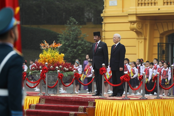 Đây là chuyến thăm chính thức Việt Nam lần thứ hai sau hơn 20 năm của Quốc vương Brunei nhằm thắt chặt quan hệ hữu nghị, thúc đẩy hợp tác cả về song phương và đa phương, hướng tới kỷ niệm 30 năm thiết lập quan hệ ngoại giao giữa hai nước (1992-2022). Ảnh: Phong Sơn
