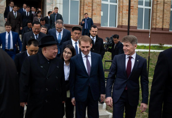 Nhà lãnh đạo Triều Tiên cùng đại diện quan chức Nga tại nhà ga. Ảnh: Reuters