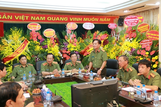 Đại tá Nguyễn Hồng Thái, Giám đốc, Tổng biên tập NXB CAND báo cáo với đồng chí Thứ trưởng về các mặt công tác của NXB CAND.