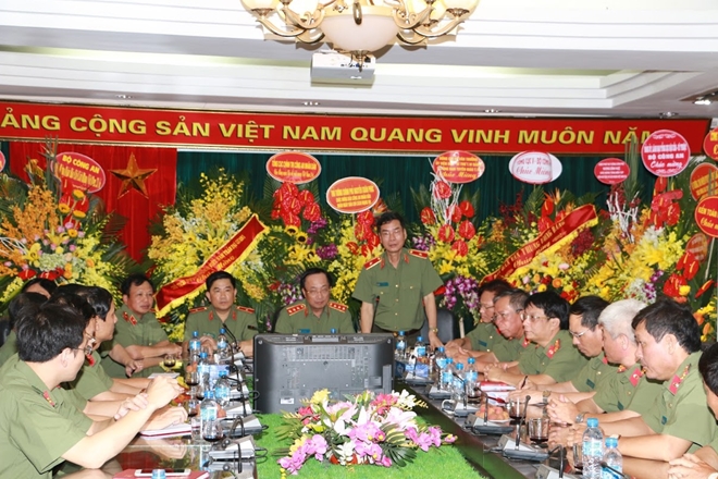 Thiếu tướng Phạm Văn Miên, Tổng biên tập Báo CAND báo cáo với đồng chí Thứ trưởng về các mặt công tác của Báo CAND.