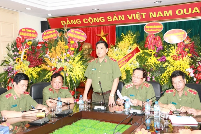 Thiếu tướng Trần Vi Dân, Tổng biên tập Tạp chí CAND báo cáo với đồng chí Thứ trưởng về các mặt công tác của tạp chí CAND.