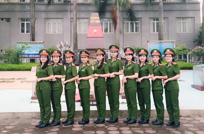 Huyền Trâm (ngoài cùng bên phải) và các bạn cùng lớp ở Học viện Cảnh sát.