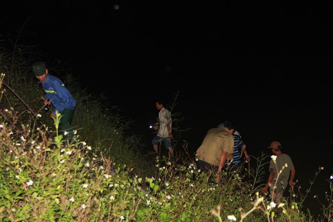 Các trinh sát tổ chức truy lùng nghi can ven bờ sông Uông tối 25-9.