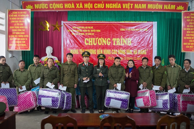 Cục An ninh VH, TT & TT mang yêu thương đến vùng cao Đồng Văn