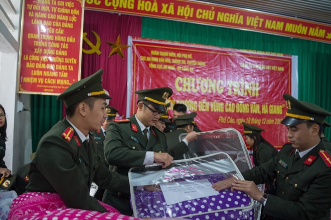 Cục An ninh VH, TT & TT mang yêu thương đến vùng cao Đồng Văn - Ảnh minh hoạ 3