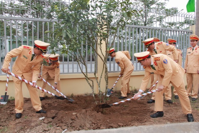 Công an các đơn vị, địa phương phát động “Tết trồng cây” mừng Đảng, mừng Xuân - Ảnh minh hoạ 3