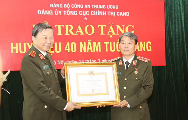 Trao tặng Trung tướng Trần Bá Thiều Huy hiệu 40 năm tuổi Đảng