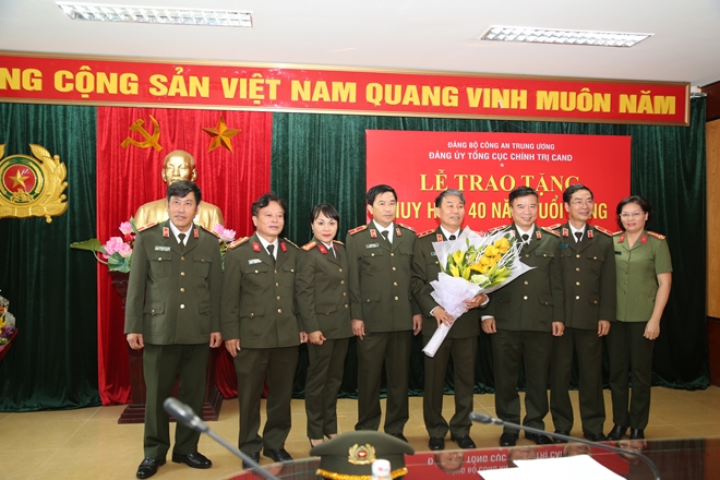 Trao tặng Trung tướng Trần Bá Thiều Huy hiệu 40 năm tuổi Đảng - Ảnh minh hoạ 3