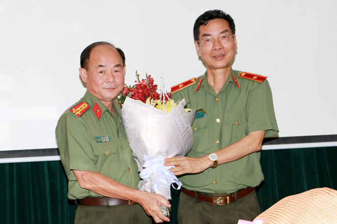 Trao Huy hiệu 30 năm tuổi Đảng tặng Đại tá Trần Kim Thẩm - Ảnh minh hoạ 2