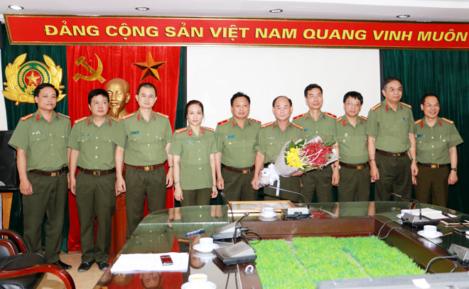 Trao Huy hiệu 30 năm tuổi Đảng tặng Đại tá Trần Kim Thẩm - Ảnh minh hoạ 3