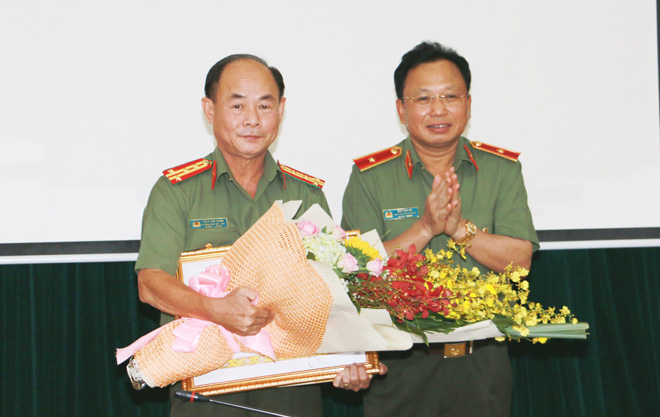 Trao Huy hiệu 30 năm tuổi Đảng tặng Đại tá Trần Kim Thẩm