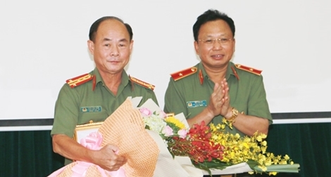 Trao Huy hiệu 30 năm tuổi Đảng tặng Đại tá Trần Kim Thẩm