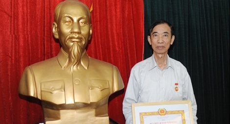 Trao Huy hiệu 40 năm tuổi Đảng tặng Nhà báo Đào Minh Khoa