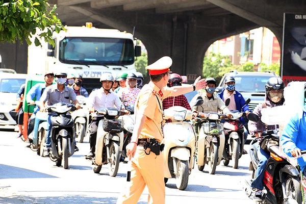 Bóng áo vàng giữa 