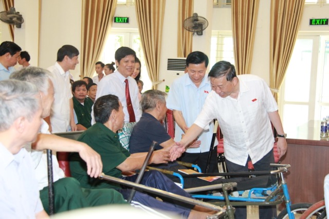 Bộ trưởng Tô Lâm thăm, tặng quà thương binh và gia đình người có công