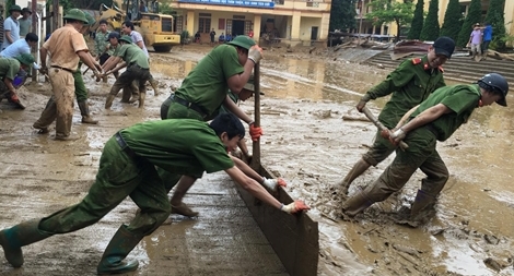 Lực lượng CAND giúp dân khắc phục hậu quả mưa lũ