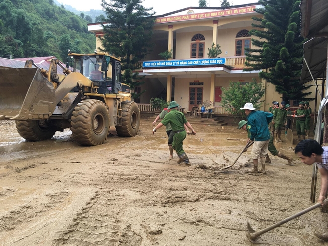 Lực lượng CAND giúp dân khắc phục hậu quả mưa lũ - Ảnh minh hoạ 15