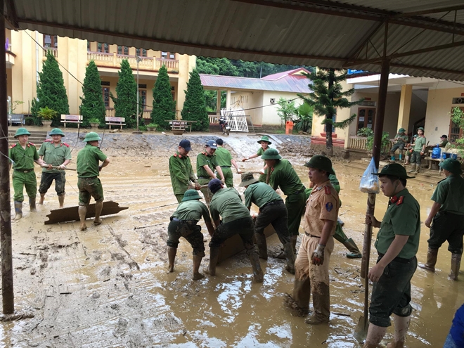 Lực lượng CAND giúp dân khắc phục hậu quả mưa lũ - Ảnh minh hoạ 11