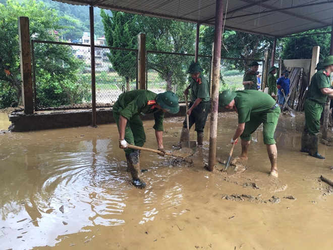 Lực lượng CAND giúp dân khắc phục hậu quả mưa lũ - Ảnh minh hoạ 12