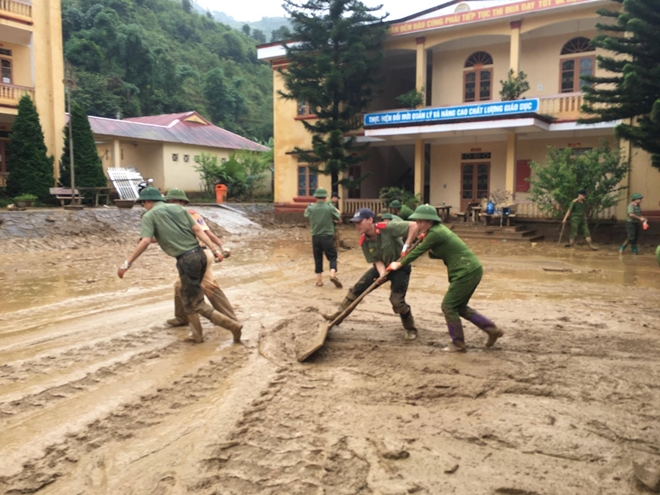 Lực lượng CAND giúp dân khắc phục hậu quả mưa lũ - Ảnh minh hoạ 10