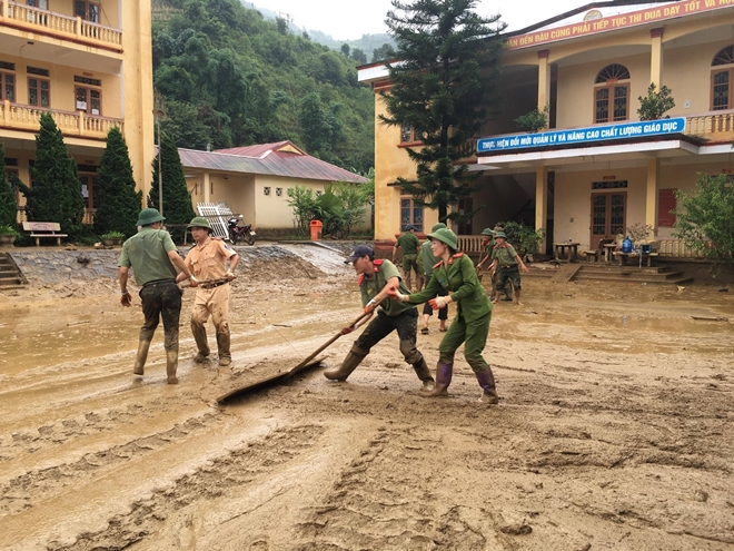 Lực lượng CAND giúp dân khắc phục hậu quả mưa lũ - Ảnh minh hoạ 16