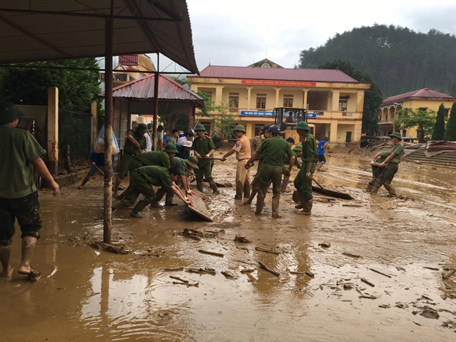 Lực lượng CAND giúp dân khắc phục hậu quả mưa lũ - Ảnh minh hoạ 14