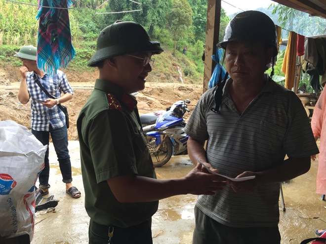 Lực lượng CAND giúp dân khắc phục hậu quả mưa lũ - Ảnh minh hoạ 18