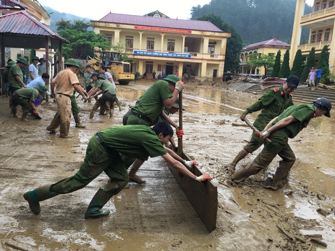 Lực lượng CAND giúp dân khắc phục hậu quả mưa lũ - Ảnh minh hoạ 19