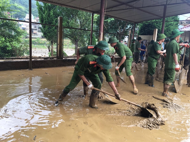 Lực lượng CAND giúp dân khắc phục hậu quả mưa lũ - Ảnh minh hoạ 13