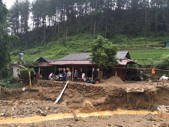 Lực lượng CAND giúp dân khắc phục hậu quả mưa lũ - Ảnh minh hoạ 3