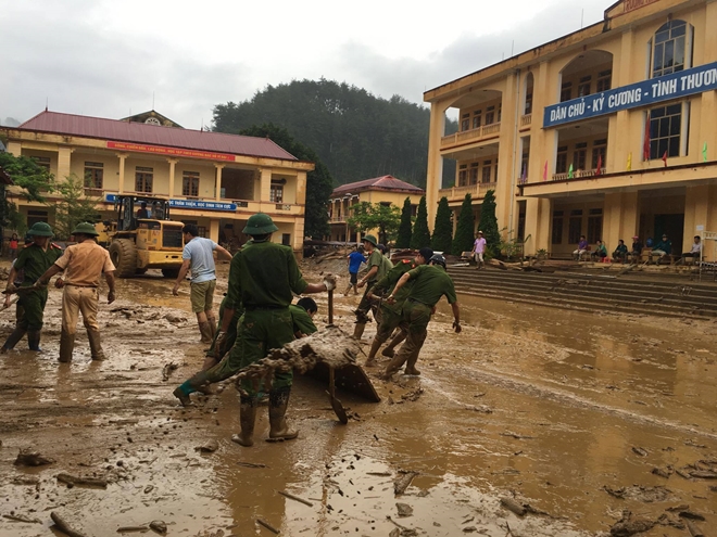 Lực lượng CAND giúp dân khắc phục hậu quả mưa lũ - Ảnh minh hoạ 20