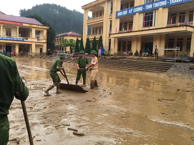 Lực lượng CAND giúp dân khắc phục hậu quả mưa lũ - Ảnh minh hoạ 9