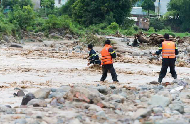 Cán bộ Công an trên đường cứu trợ lũ lụt: Những hình ảnh nghẹn lòng - Ảnh minh hoạ 13