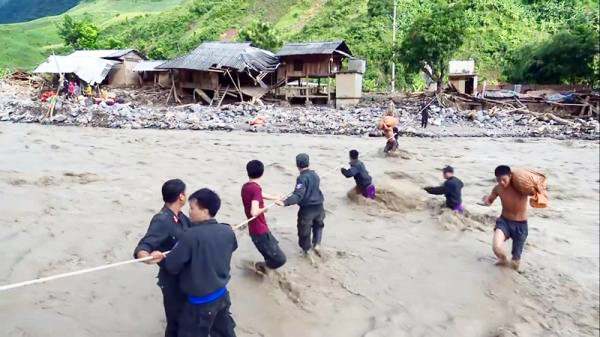 Cán bộ Công an trên đường cứu trợ lũ lụt: Những hình ảnh nghẹn lòng - Ảnh minh hoạ 16