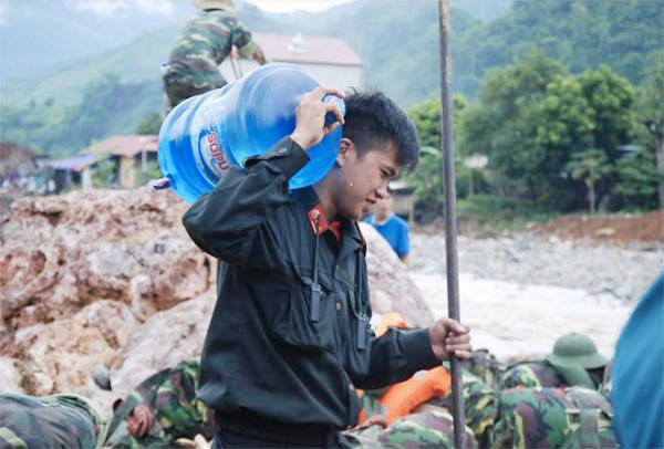 Cán bộ Công an trên đường cứu trợ lũ lụt: Những hình ảnh nghẹn lòng - Ảnh minh hoạ 8