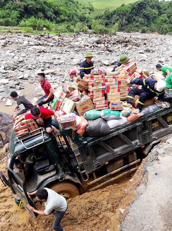 Cán bộ Công an trên đường cứu trợ lũ lụt: Những hình ảnh nghẹn lòng - Ảnh minh hoạ 5
