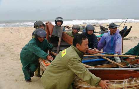 Lực lượng CAND bám địa bàn, giúp dân khắc phục hậu quả bão số 10 - Ảnh minh hoạ 16