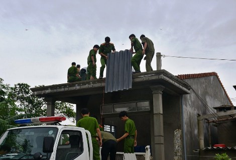 Lực lượng CAND bám địa bàn, giúp dân khắc phục hậu quả bão số 103 - Ảnh minh hoạ 19