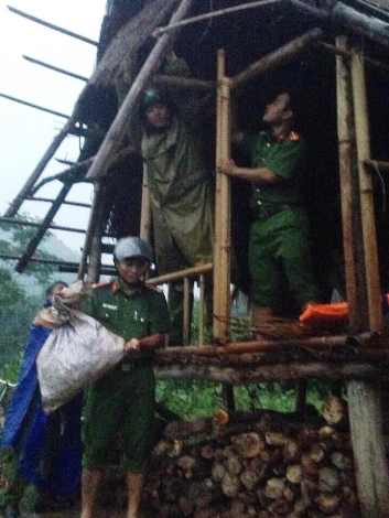 Lực lượng CAND bám địa bàn, giúp dân khắc phục hậu quả bão số 103 - Ảnh minh hoạ 18