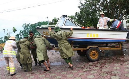 Lực lượng CAND bám địa bàn, giúp dân khắc phục hậu quả bão số 103 - Ảnh minh hoạ 23