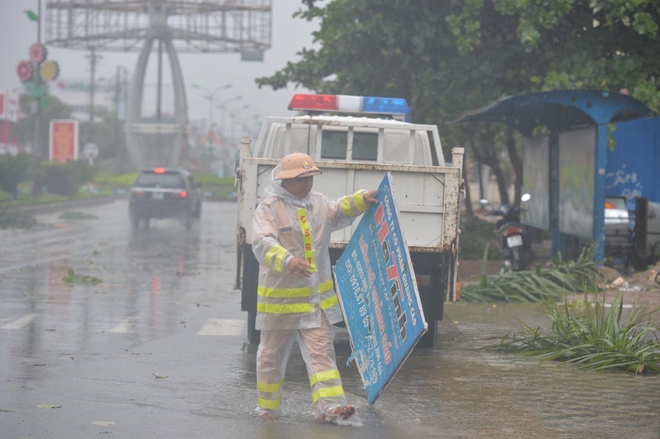 Lực lượng CAND bám địa bàn, giúp dân khắc phục hậu quả bão số 103 - Ảnh minh hoạ 22