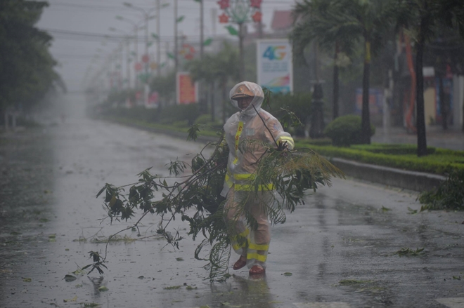 Lực lượng CAND bám địa bàn, giúp dân khắc phục hậu quả bão số 10 - Ảnh minh hoạ 20
