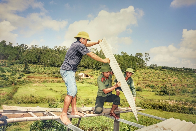 Cán bộ Công an lội bùn giúp dân gặt lúa, dựng lại nhà sau bão - Ảnh minh hoạ 16