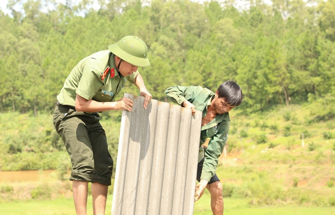 Cán bộ Công an lội bùn giúp dân gặt lúa, dựng lại nhà sau bão - Ảnh minh hoạ 15