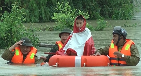 Lực lượng CAND bám địa bàn, giúp nhân dân trong mưa lũ