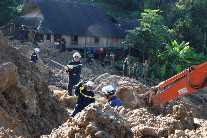 Báo CAND và Công ty Văn Phú - Invest thăm hỏi, tặng quà người dân gặp nạn trong vụ sạt lở đất - Ảnh minh hoạ 5