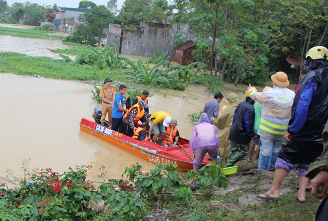 Lực lượng CAND bám địa bàn, giúp nhân dân trong mưa lũ - Ảnh minh hoạ 18