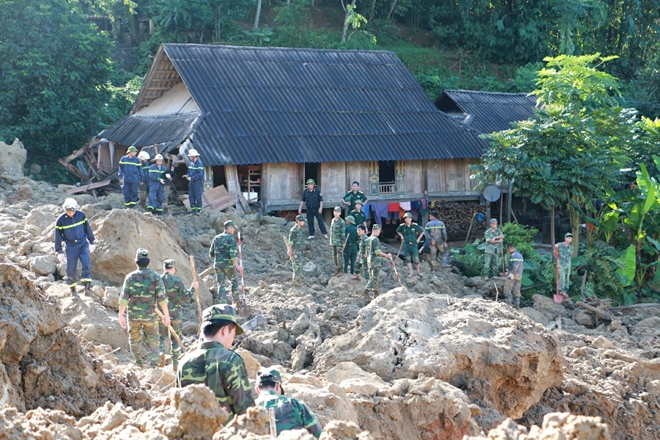 Hơn 300 CBCS Công an, quân đội đang tham gia cứu nạn sạt lở đất ở Hòa Bình - Ảnh minh hoạ 5